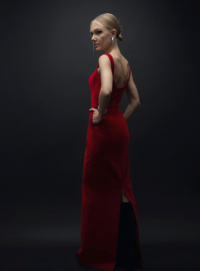 Velvet Ember - Kırmızı Kadife Arka Yırtmaç Detaylı Elbise