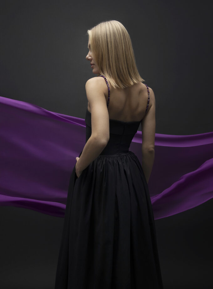 Raven - Doğal Taş Askılı Katlamalı Straplez Yaka Uzun Kabarık Siyah Tafta Elbise