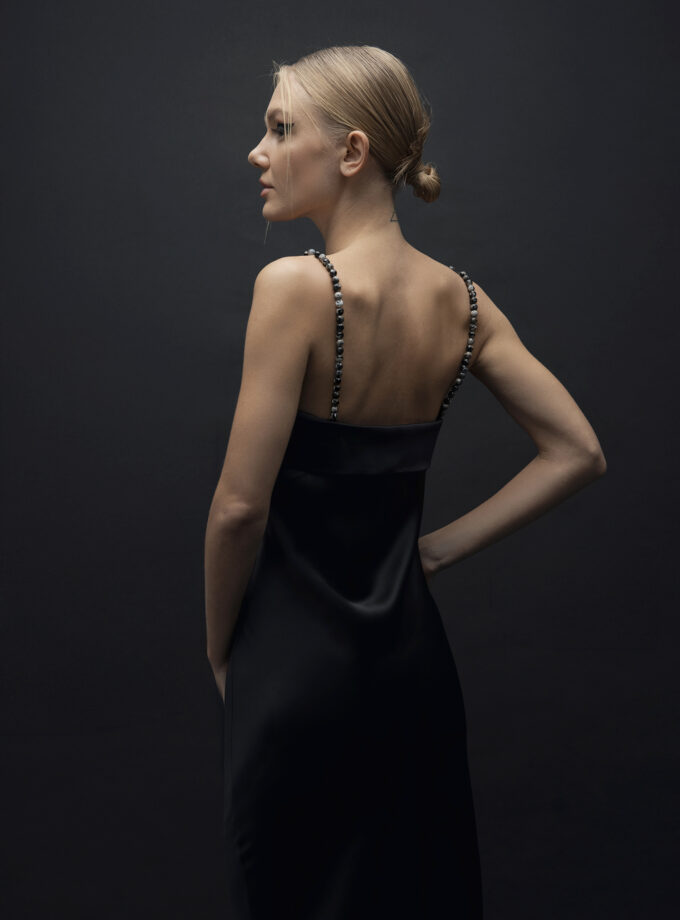 Lure - Siyah Saten Dökümlü Askıları Doğal Taş Detaylı Uzun Elbise